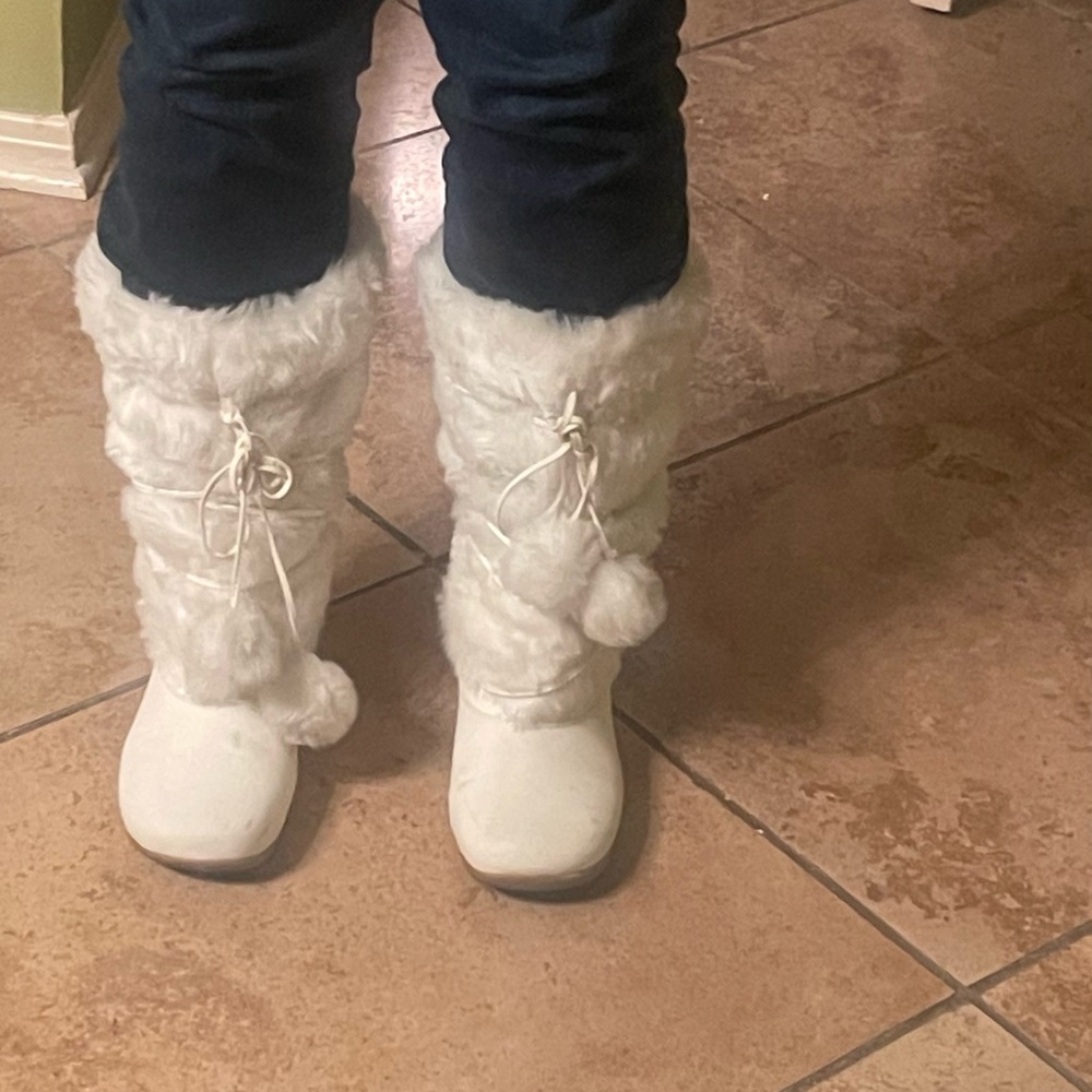 Women's White Faux-Fur Pom-Pom Winter Boots - Picture 2 of 11